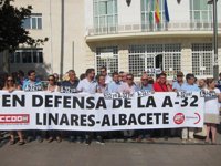 Concentración frente a la Subdelegación de Jaén para exigir un impulso a la A-32 Linares-Albacete