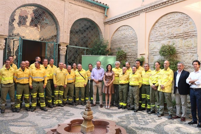 Crespín y Algar (centro), junto a los trabajadores del Infoca reconocidos