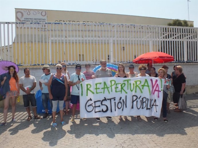 Concentración frente al centro deportivo.