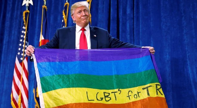 Trump posa con la bandera gay