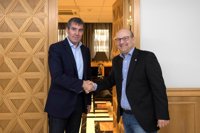 Clavijo recibe al gran maestre de la Gran Logia de España Óscar de Alfonso