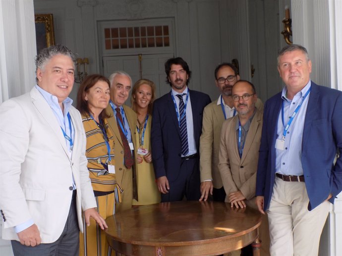 Representantes de partidos participantes en la mesa redonda 