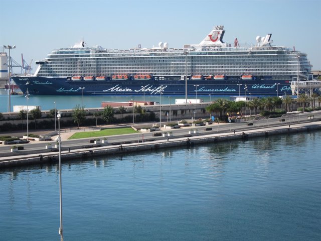 Imagen de uno de los cruceros que llegan al puerto de València                  