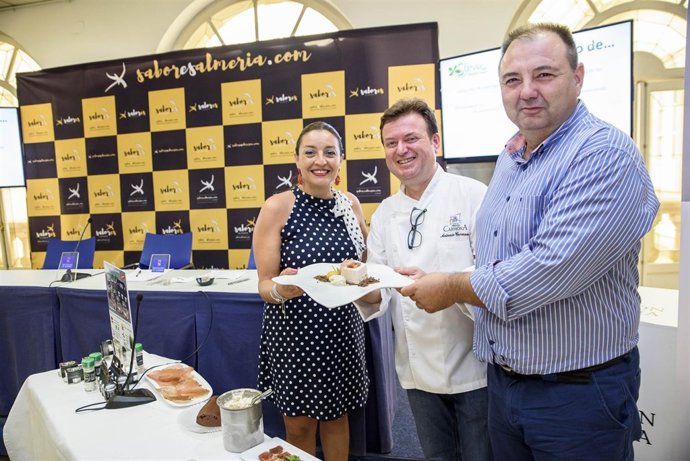 El chef Antonio Carmona prepara un plato dulce con Stevia del Mediterráneo.