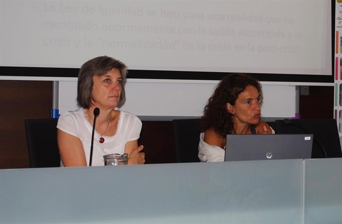 Blanca Rodríguez, a la izquierda, en los cursos de verano de la UPO