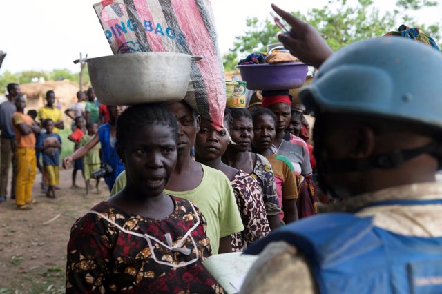 Mujeres desplazadas en RCA junto a un casco azul