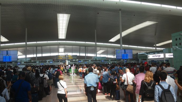 Cues en el control de seguretat de l'Aeroport de Barcelona