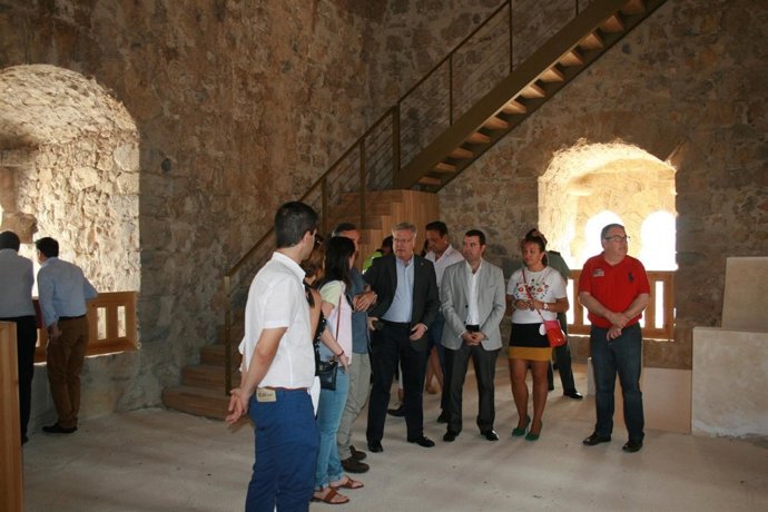 Primo Jurado (centro) visita la Torre del Homenaje del Castillo de Priego