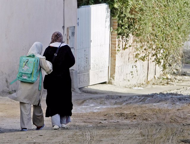 Dos chicas musulmanas con velo en Madrid 