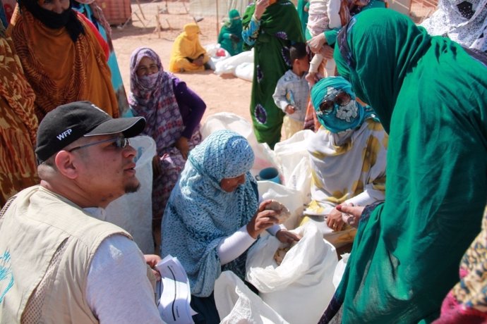 Distribución de ayuda del PMA a refugiados saharauis