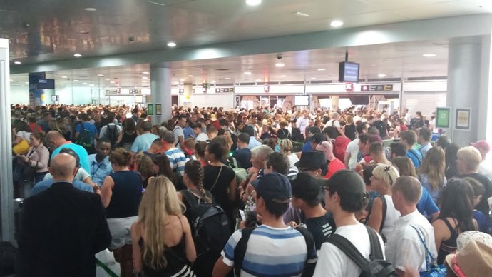 Cues en els filtres de seguretat de la T2B de l'Aeroport de Barcelona 