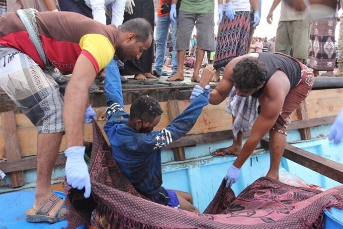 Somalíes rescatados tras un ataque contra un barco en la costa de Yemen