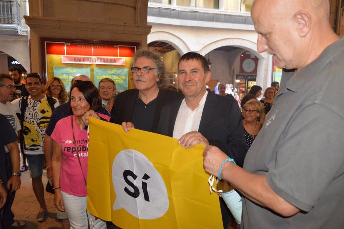 Joan Tardà y Arnaldo Otegi con una pancarta independentista en Lleida