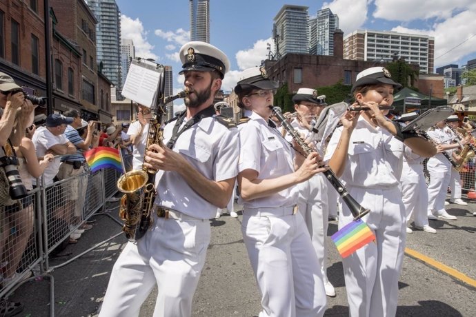 Desfile militar con banderas LGTBI en Canadá