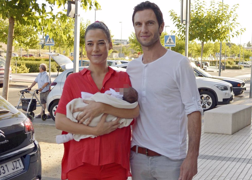 Ana Bono y Gabriel Funes vuelven a casa con su hija Ana entre los brazos