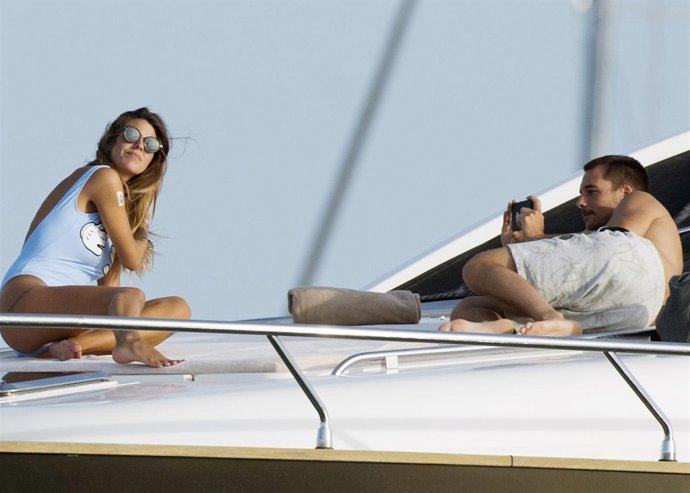 Laura Matamoros presume de cuerpo y de novio en alta mar./ Europa Press