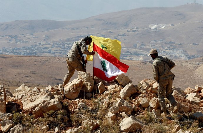 Combatientes de Hezbolá colocan la bandera libanesa en Arsal