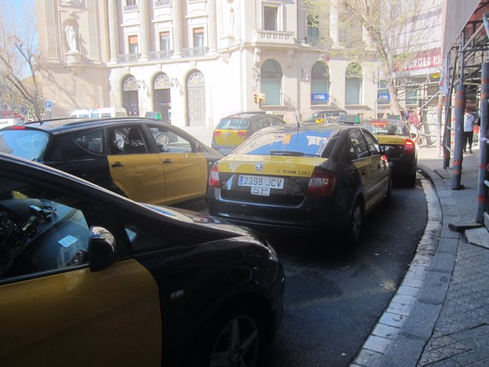 Taxis de Barcelona en una aturada de la Via Laietana             