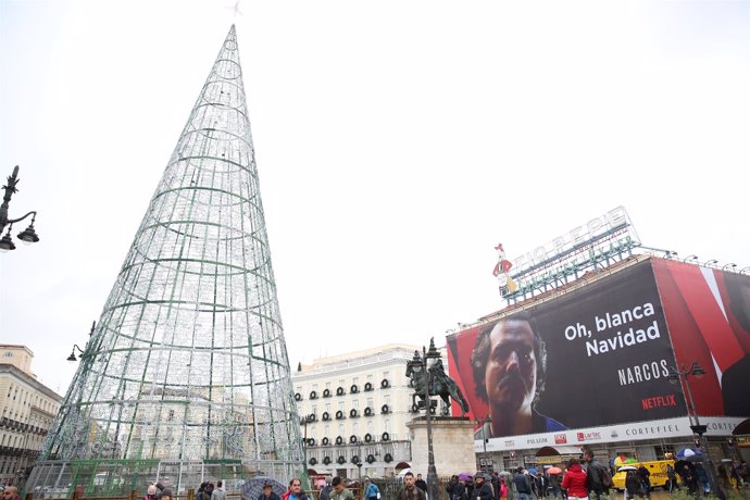 Cartel de la película Narcos en la Puerta del Sol de Madrid