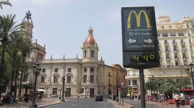 Termómetro con 44 grados en Valencia, altas temperaturas, calor.