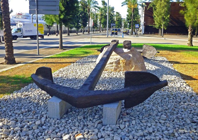 El Puerto de Barcelona instala dos anclas del siglo XIX