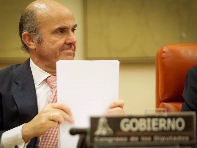 El ministro de Economía, Luis de Guindos, en la Comisión de Economía