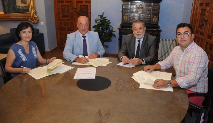 Antonio Ruiz (izda.) suscribe los convenios