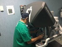 El Hospital San Rafael de Madrid realiza con éxito la primera intervención con el robot 'Da Vinci X' en España