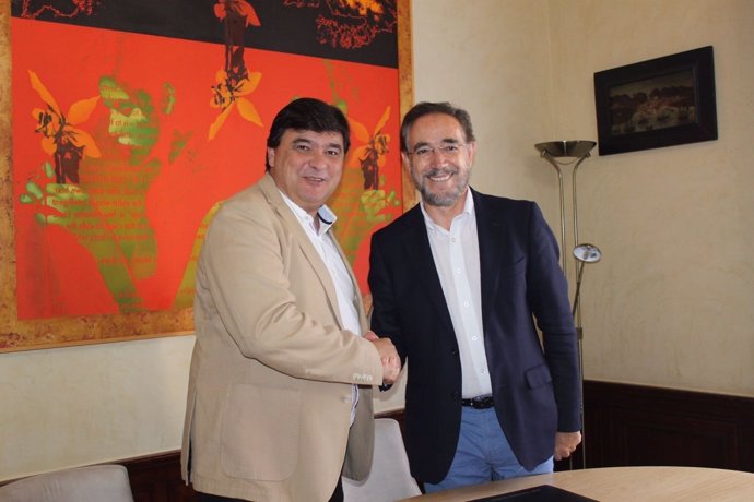 El consejero de Fomento, Felipe López, y el alcalde de Huelva, Gabriel Cruz.