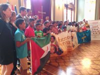 Los niños del programa 'Vacaciones en paz' visitan el Parlamento asturiano y son recibidos por Sanjurjo