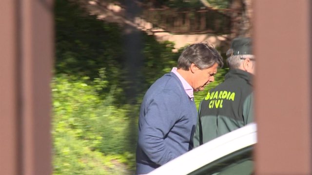 Pablo González, hermano de Ignacio González, saliendo de los calabozos