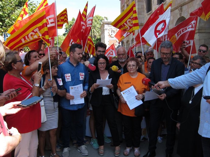 La presidenta d'Acra, Cinta Pascual, llegint el manifest davant el Parlament