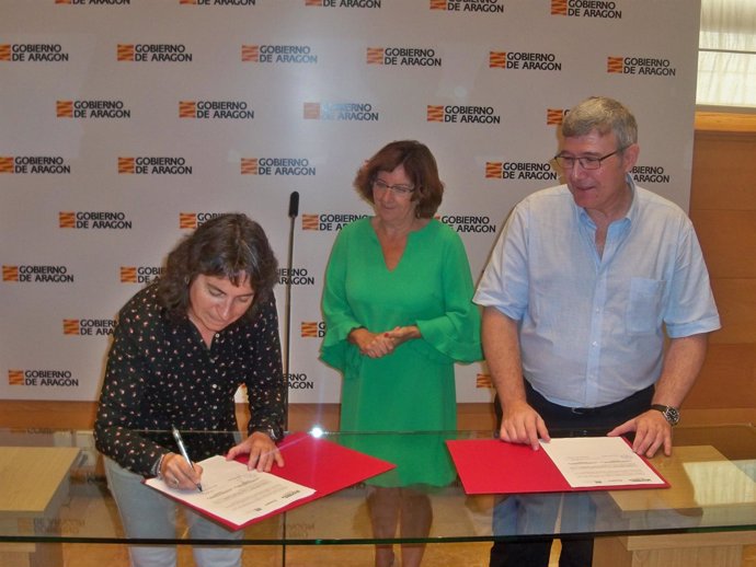 Firma del convenio de colaboración entre el IASS y el Ayuntamiento de Zaragoza