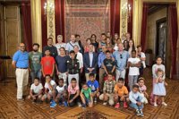 Barkos recibe a una veintena de menores saharauis acogidos este verano en Navarra