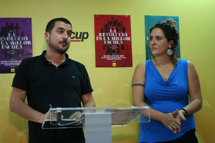 Quim Arrufat i Núria Gibert en la presentació de l'escola d'estiu de la CUP