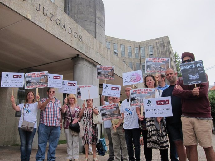 Víctimas de Angrois protestan ante los juzgados de Santiago