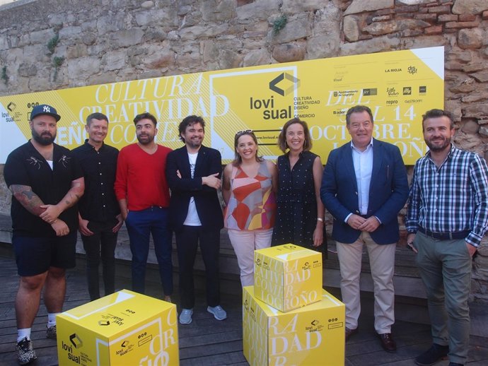 La alcaldesa junto con los creadores de la iniciativa 'Lovisual' 