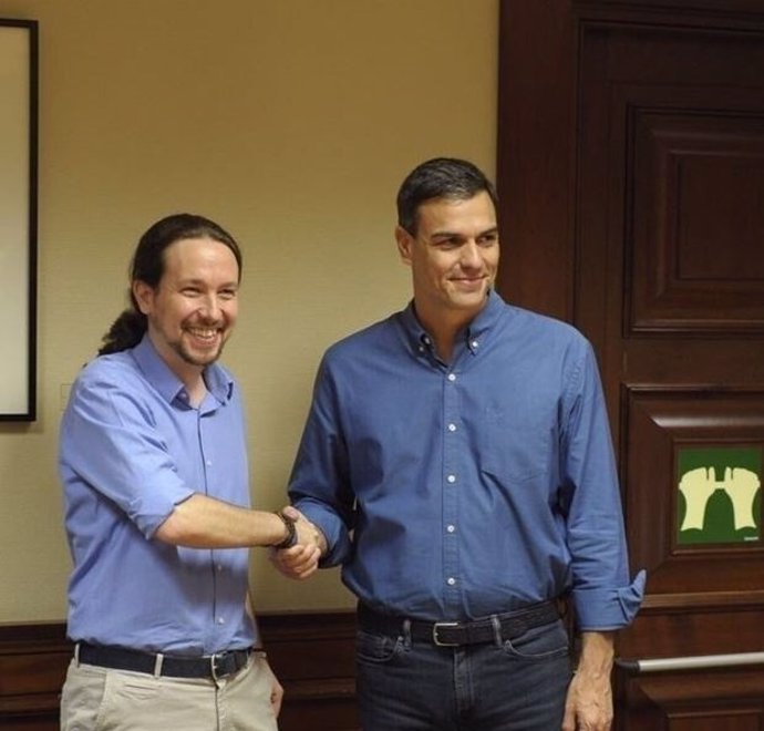 Pablo Iglesias (izquierda) con Pedro Sánchez. 