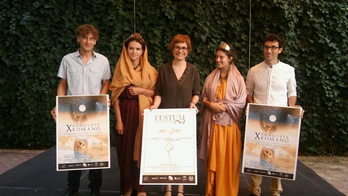 Ruz (centro) presenta 'Festum'