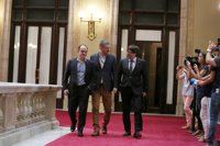 Puigdemont exhibe desde el Parlament su apoyo al director de Comunicación del Govern 