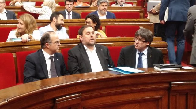 Turull, Junqueras y Puigdemont en el Pleno del Parlament