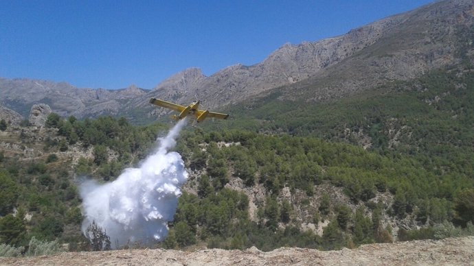 Un avión lanza agua sobre el incendio