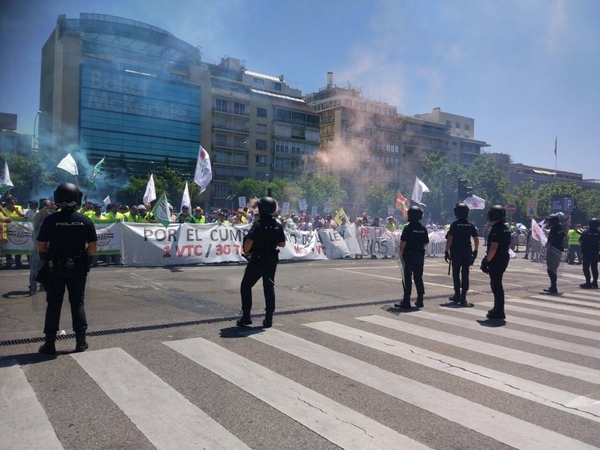 Miles De Taxistas Se Manifiestan De Nuevo En Madrid Para Reclamar A ...