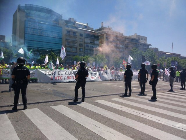 La Policía contiene la manifestación de taxistas frente al Ministerio de Fomento