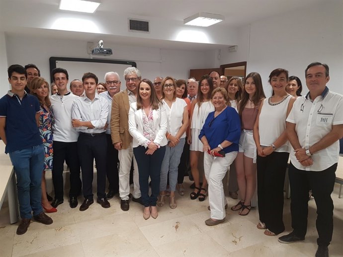 Ruiz (centro), junto a estudiantes, familiares y directores