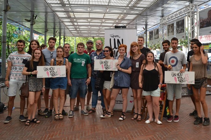 Joves impulsant la campanya 'Un nou present'