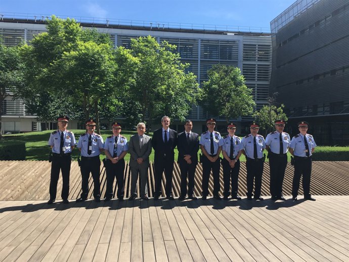 El conseller Joaquim Forn en una visita al complex central de Mossos