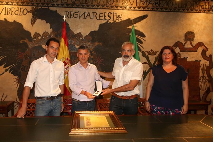 Bernal recibe al padre de Pablo RáEZ