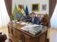 Reyes: "La dirección provincial del PP va en dirección contraria a la que van la mayor parte de sus alcaldes"