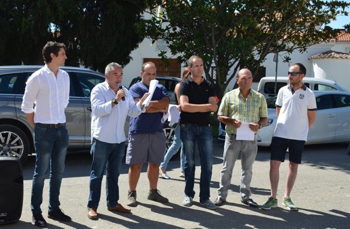 L'alcalde Dante Pérez, al costat de representants d'organitzacions agràries